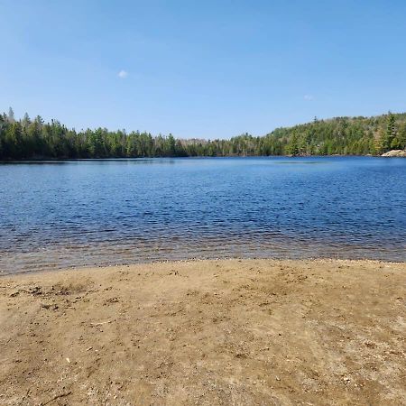 Chic Familiale, Relaxant Avec Spa En Montagnes Labelle Kültér fotó